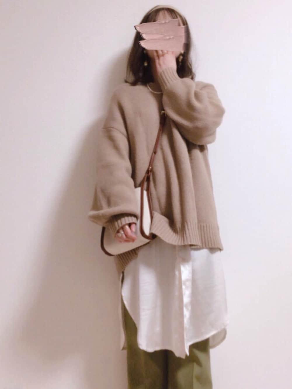 ベージュ系のニット/セーター、ホワイト系のシャツ/ブラウス、グリーン系のその他パンツを着用したレディースの秋コーディネートの2枚目の写真