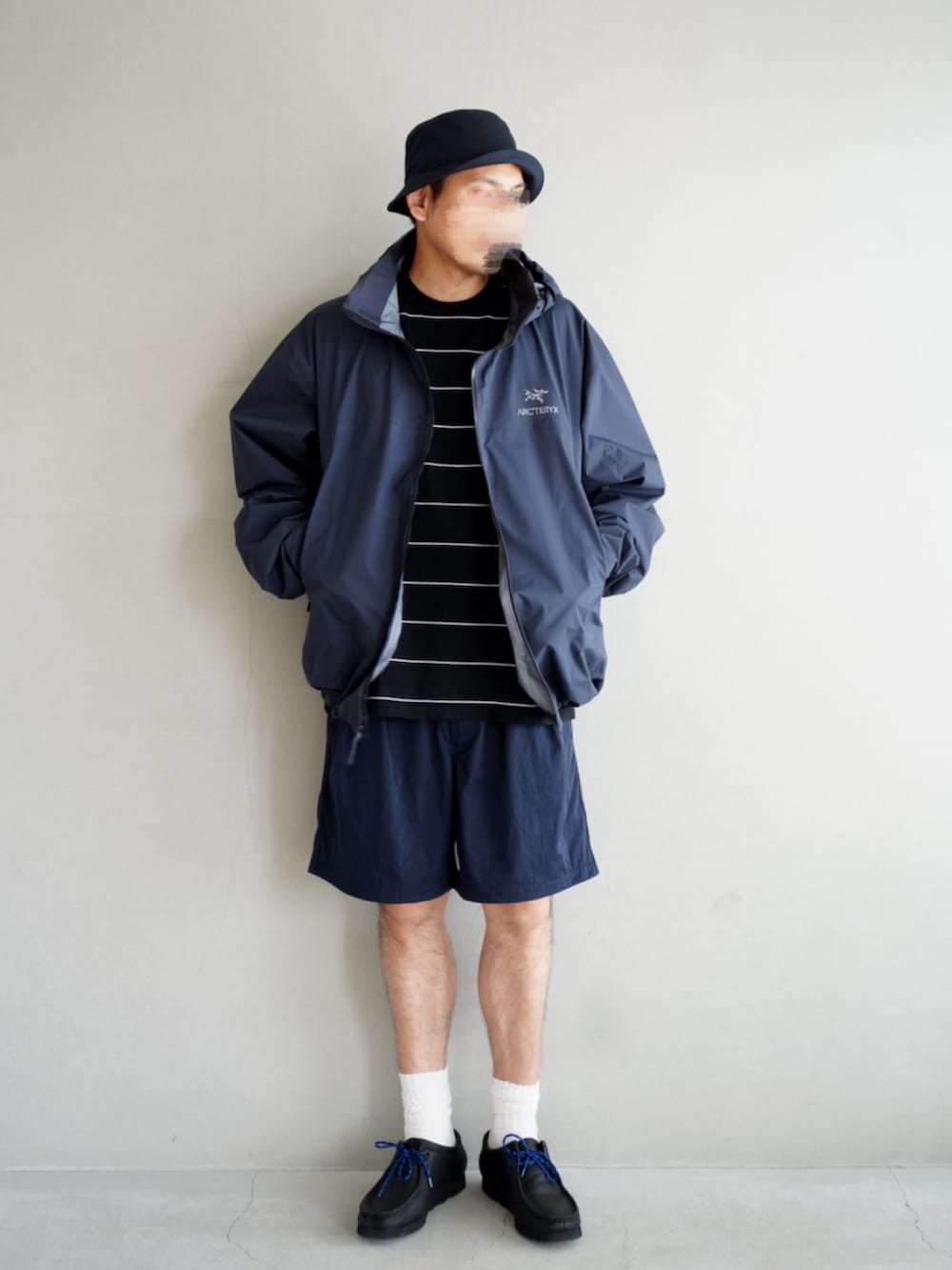 ブルー系のマウンテンパーカー、ブルー系のその他パンツ、ブラック系のブーツを着用したメンズの夏コーディネートの2枚目の写真