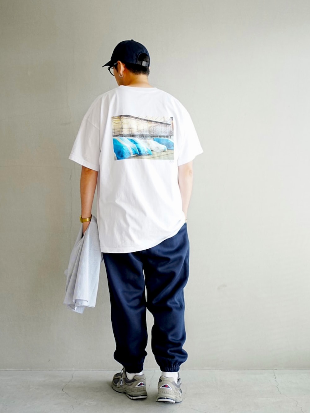 ホワイト系のシャツ/ブラウス、ブルー系のスウェットパンツ、グレー系のスニーカーを着用したメンズの夏コーディネートの3枚目の写真