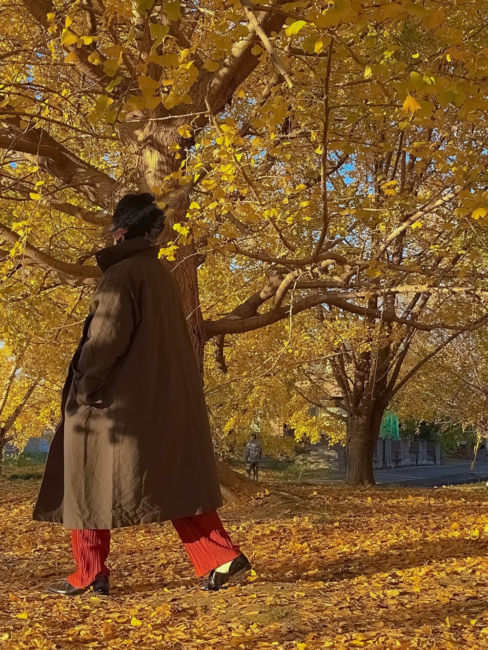 グリーン系のその他アウター、オレンジ系のその他パンツ、グリーン系のジャケット/アウターを着用したメンズの秋コーディネートの3枚目の写真