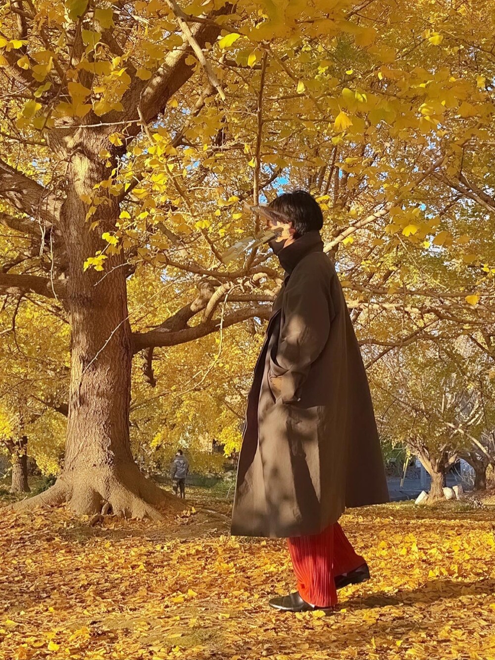 グリーン系のその他アウター、オレンジ系のその他パンツ、グリーン系のジャケット/アウターを着用したメンズの秋コーディネートの2枚目の写真