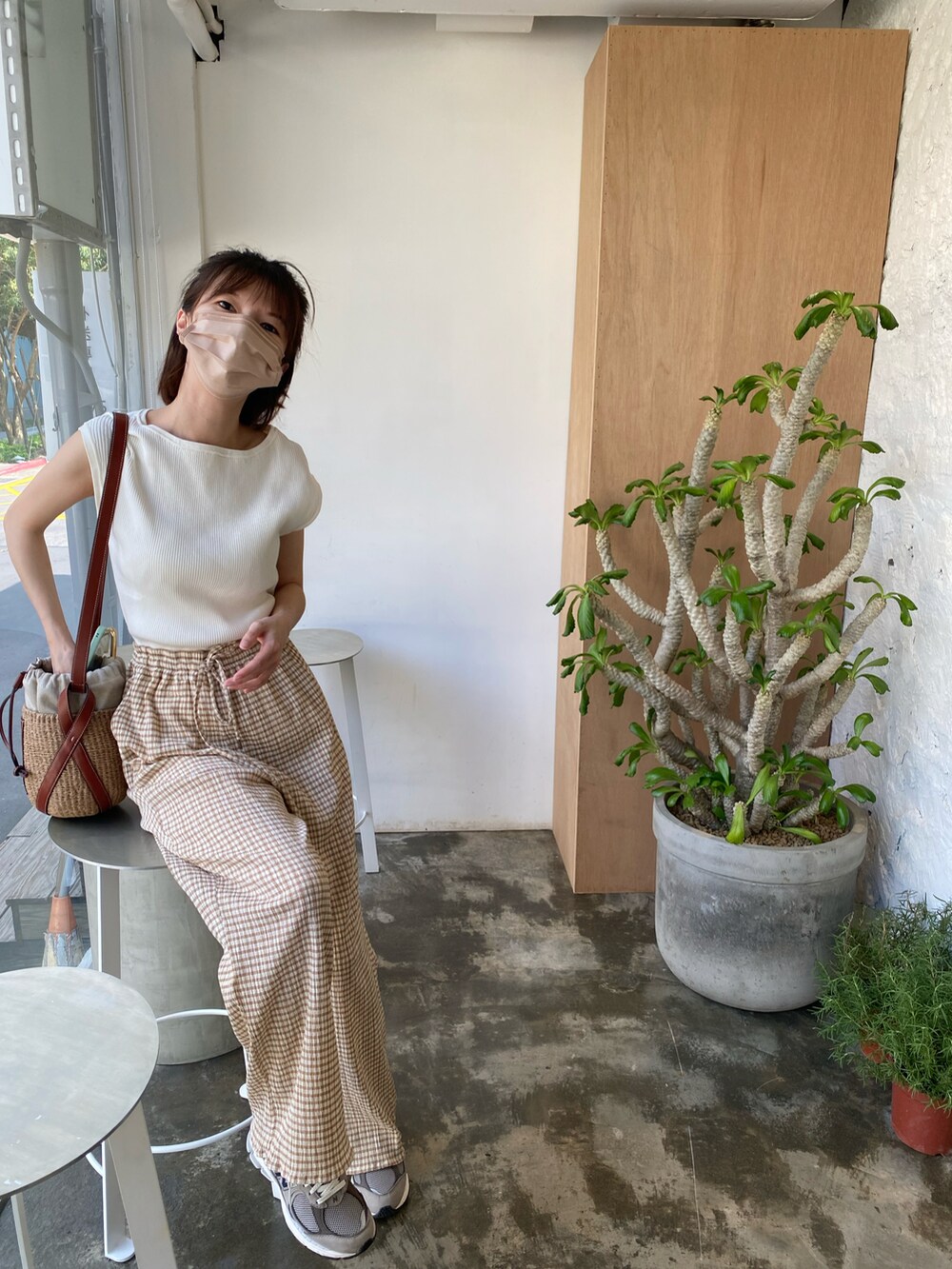 「#nikoand...、Chloe、BEAUTY&YOUTH UNITED ARROWS、newbalance2002、お出かけコーデ、低身長女子、休日スタイル、春服コーデ」｜「BEAUTY&YOUTH UNITED ARROWSのアイテム（ニット/セーター、ホワイト系）」を使った、Cindy Chen 🌼さん（レディース・156cm）の冬コーディネートの2枚目の写真