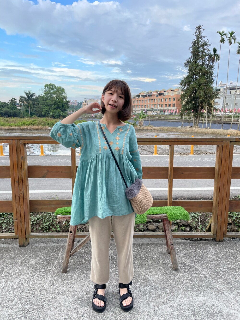 その他のトップス、ベージュ系のチノパンツ、ブラック系のサンダルを着用したレディースの冬コーディネートの3枚目の写真