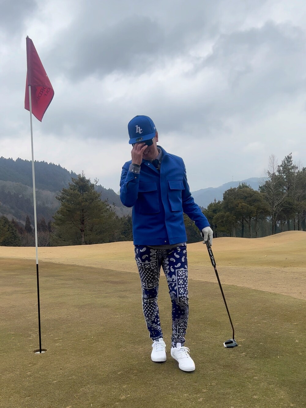 ブルー系のデニムパンツ、ホワイト系のスニーカー、ブルー系のスーツジャケットを着用したメンズの春コーディネートの3枚目の写真