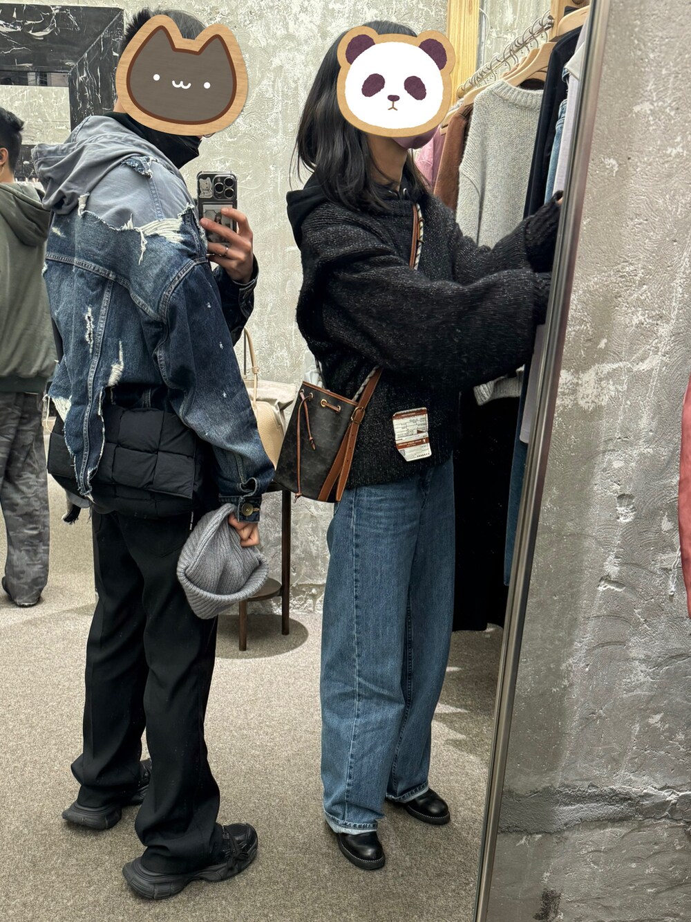 ブラック系のスニーカー、ブラック系のパンツ、ブルー系のジャケット/アウターを着用したメンズの春コーディネートの2枚目の写真