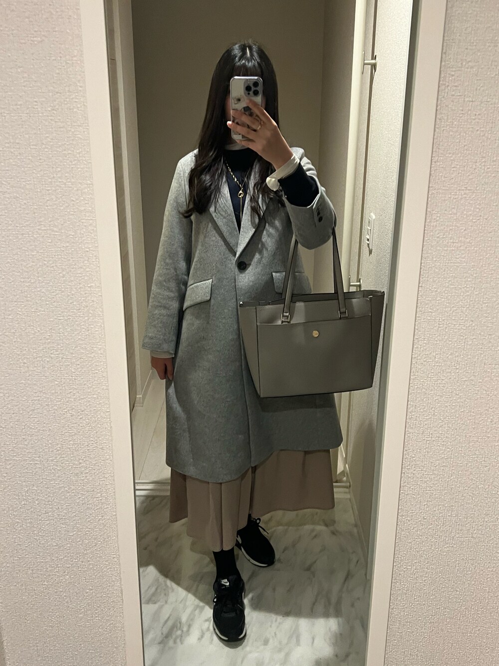 「シアートップス、レイヤードスタイル、NIKE AIR MAX、スニーカー」｜「ebineの金属アレルギー対応/Long Mantle Necklace/サージカルステンレス/ネックレス（ネックレス、ゴールド系）」を使った、chiさん（レディース・166cm）の冬コーディネートの2枚目の写真