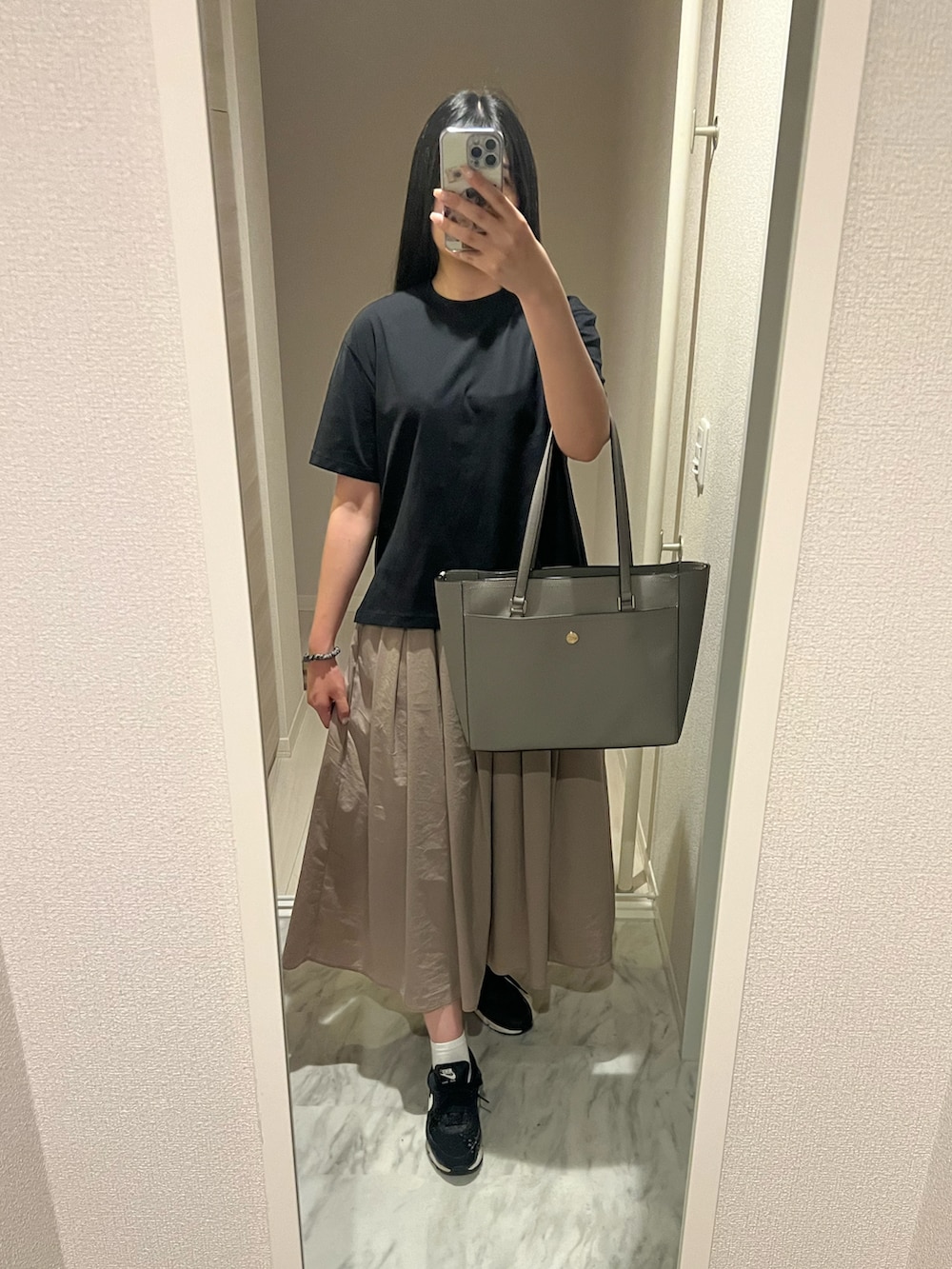 「夏コーデ、花柄ワンピース、NIKE AIR MAX、黒Tシャツ」｜「NIKEのナイキ エア マックス 90 ウィメンズシューズ / スニーカー /W AIR MAX 90（スニーカー、ブラック系）」を使った、chiさん（レディース・166cm）の夏コーディネートの2枚目の写真