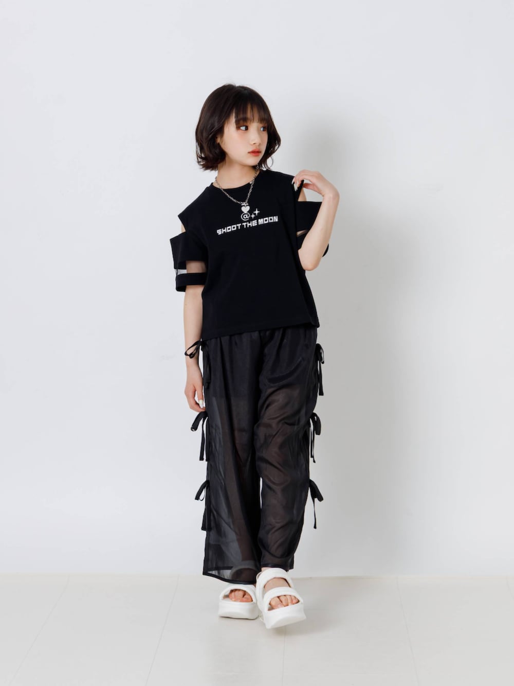 ホワイト系のサンダル、ブラック系のTシャツ/カットソー、ブラック系のその他パンツを着用したキッズの夏コーディネートの2枚目の写真