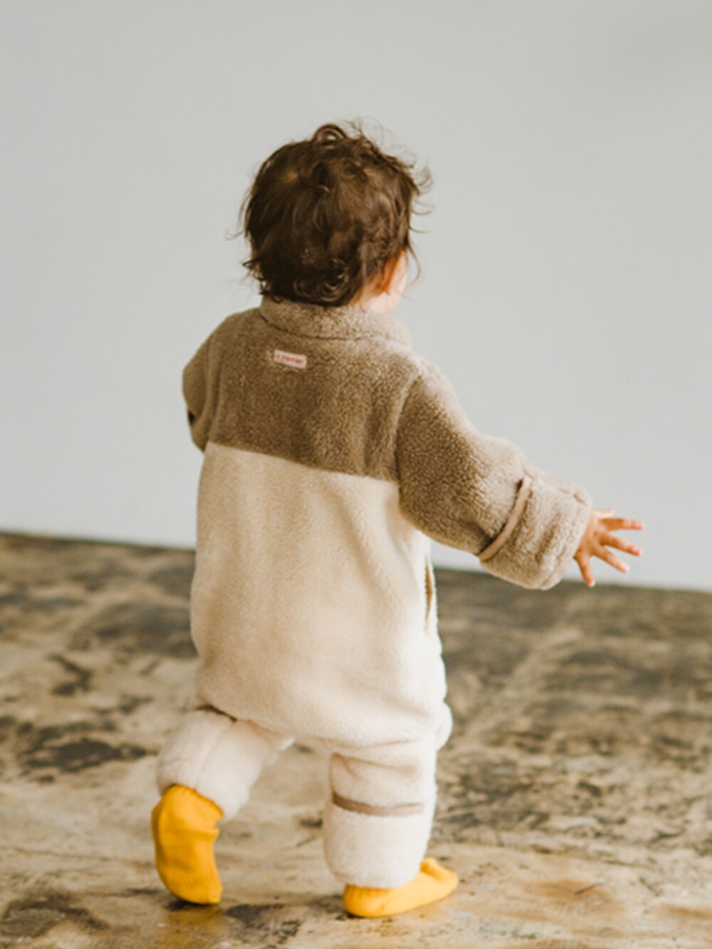 グレー系のその他ベビーウェアを着用したキッズの夏コーディネートの2枚目の写真