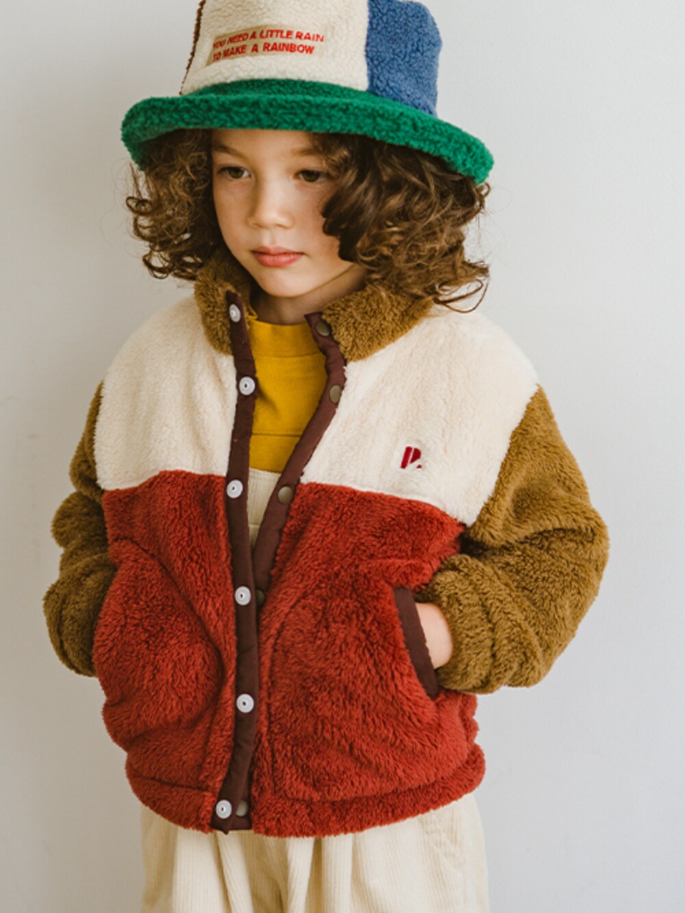 イエロー系のTシャツ/カットソー、ホワイト系のサロペット/オーバーオール、ブラウン系のブルゾンを着用したキッズの夏コーディネートの2枚目の写真