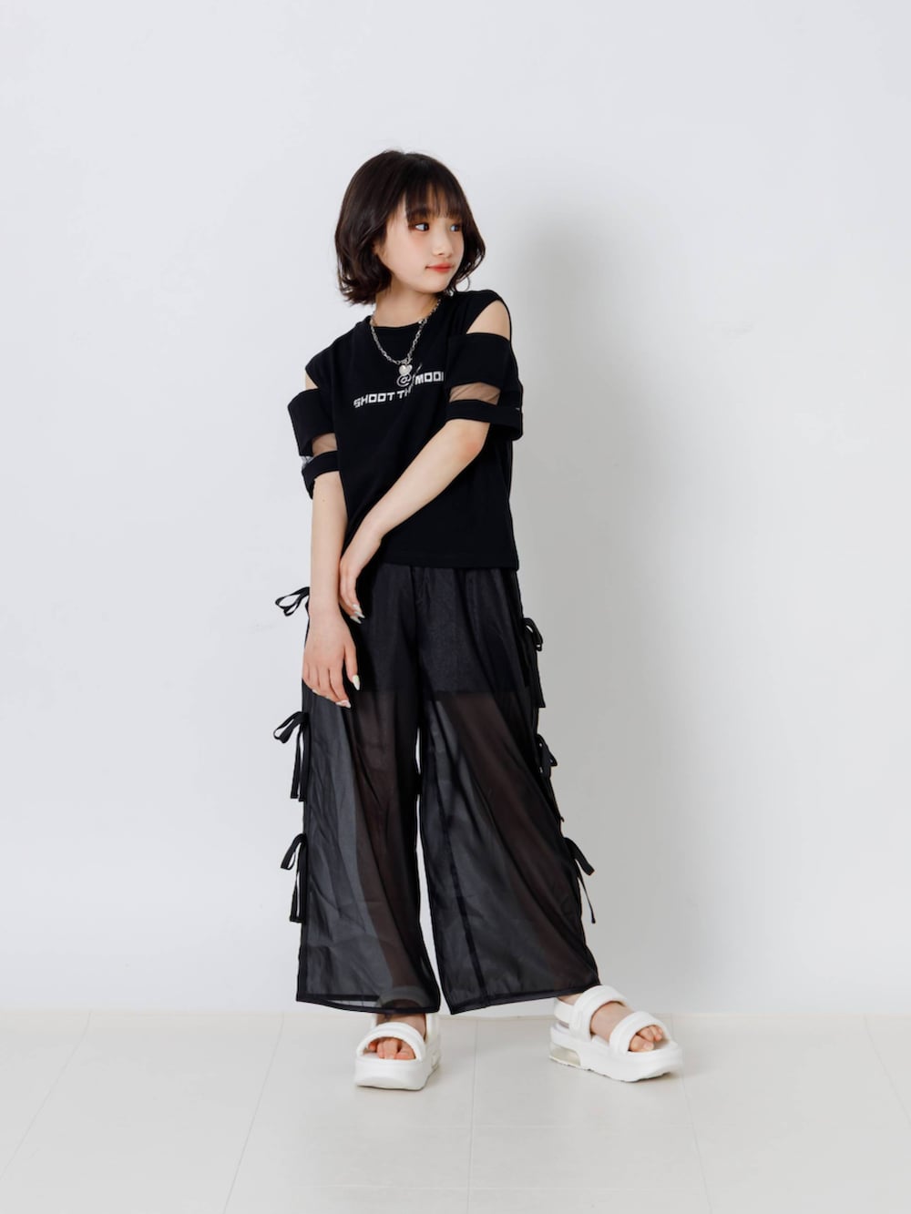 ホワイト系のサンダル、ブラック系のTシャツ/カットソー、ブラック系のその他パンツを着用したキッズの夏コーディネートの3枚目の写真