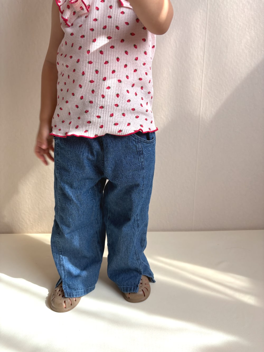 ピンク系のその他トップス、ブルー系のその他パンツを着用したキッズの夏コーディネートの2枚目の写真
