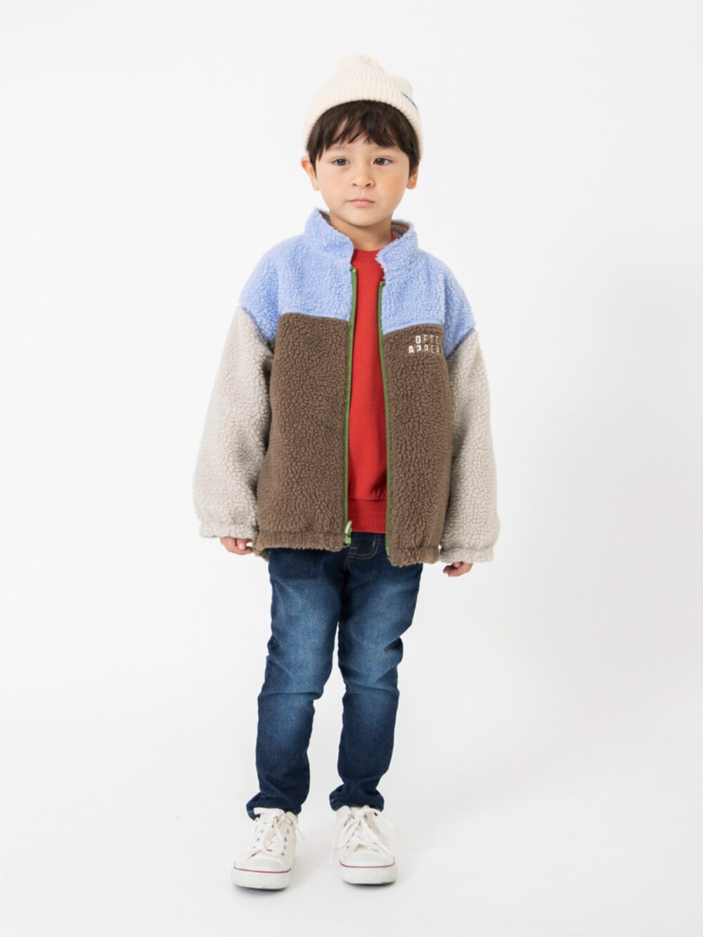 その他のブルゾン、ブルー系のその他パンツ、レッド系のスウェットを着用したキッズの秋コーディネートの2枚目の写真