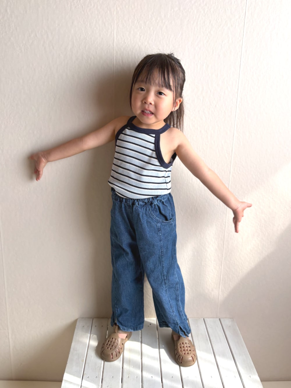 ブルー系のその他パンツ、ブルー系のタンクトップを着用したキッズの夏コーディネートの2枚目の写真