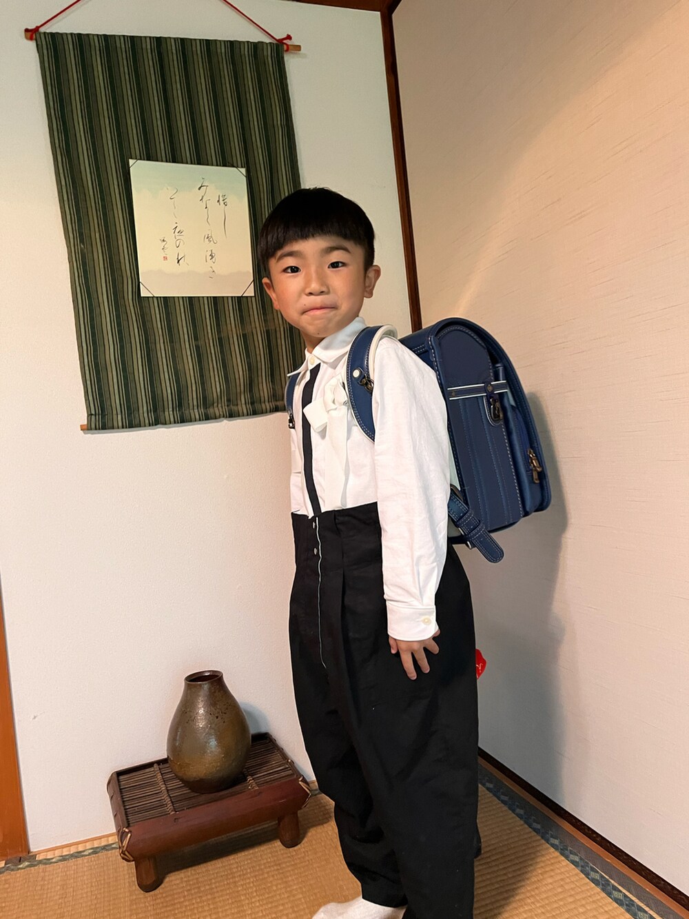 「入学式、ランドセル、サロペット、モノトーン」｜「combiminiのらくちん 長袖オックスシャンブレー前立て配色シャツ（スナップボタン仕様）（シャツ/ブラウス、ホワイト系）」を使った、sakubookさん（キッズ・110cm）の春コーディネートの3枚目の写真