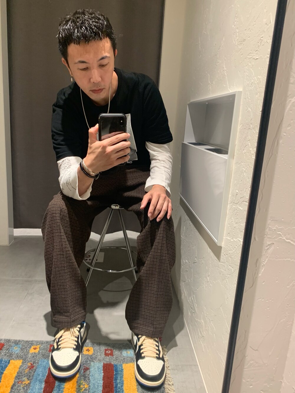 ブラック系のTシャツ/カットソー、ブラック系のトップス、ブラウン系のスラックスを着用したメンズの秋コーディネートの3枚目の写真