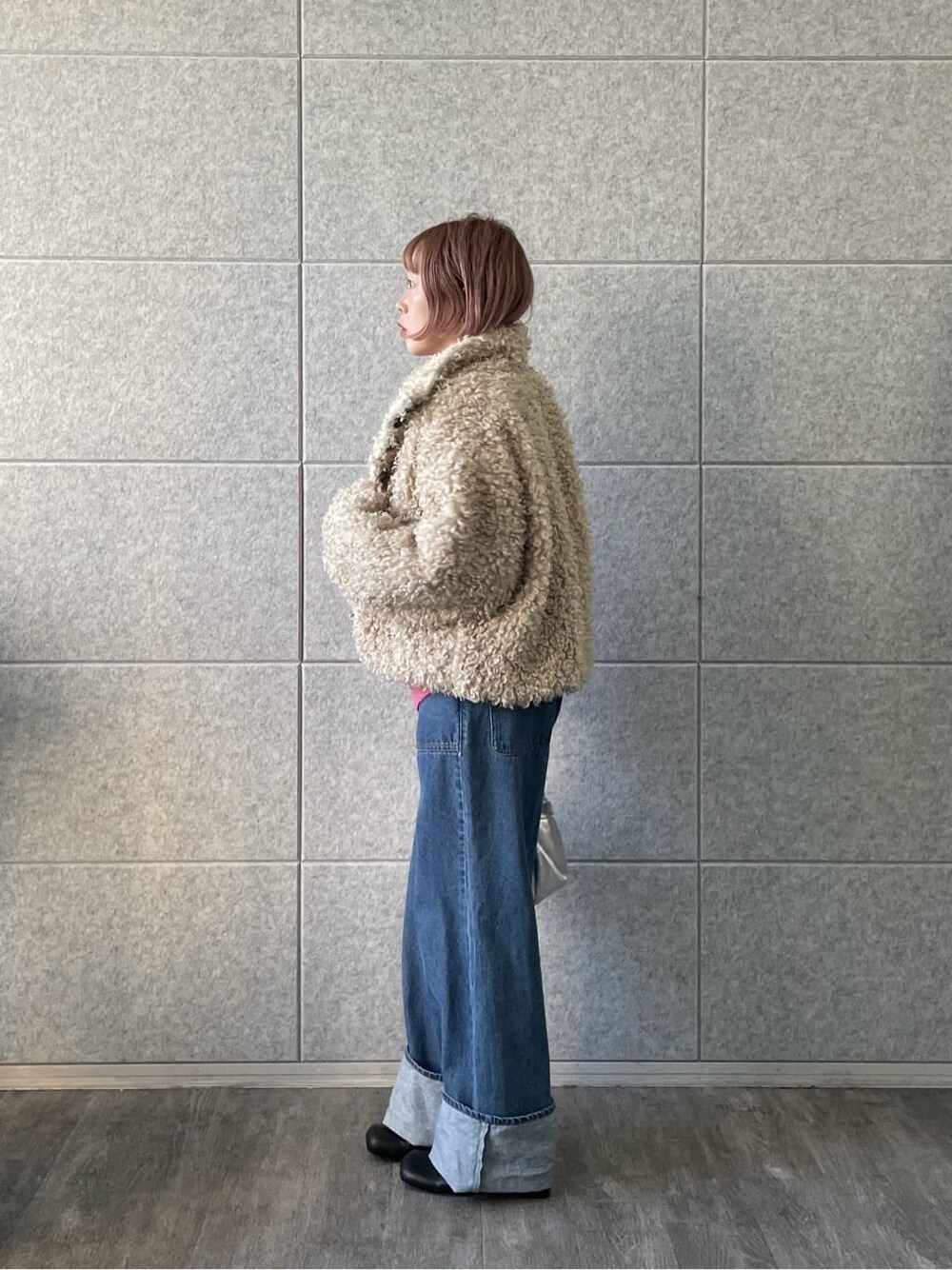 ピンク系のニット/セーター、ブルー系のデニムパンツを着用したレディースの冬コーディネートの5枚目の写真