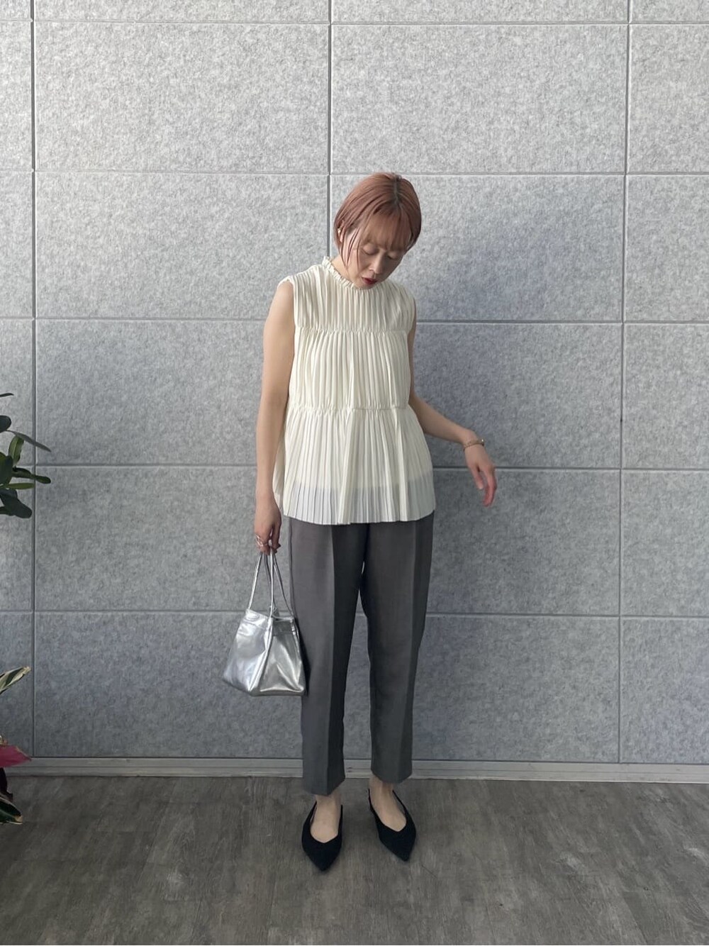 ホワイト系のシャツ/ブラウス、グレー系のその他パンツを着用したレディースの春コーディネートの7枚目の写真