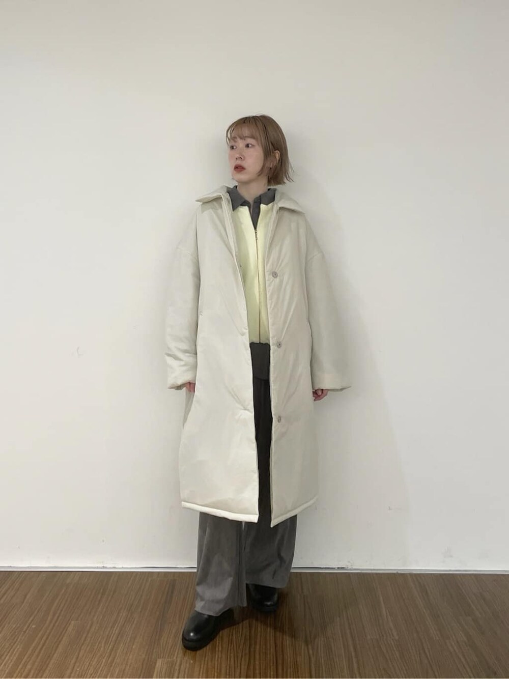 グレー系のシャツ/ブラウス、グレー系のその他パンツ、イエロー系のカーディガン/ボレロを着用したレディースの秋コーディネートの9枚目の写真