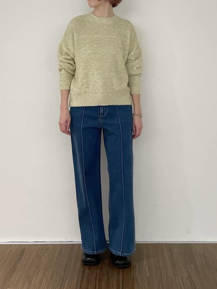 ブルー系のデニムパンツ、ゴールド系のニット/セーターを着用したレディースの秋コーディネートの7枚目の写真