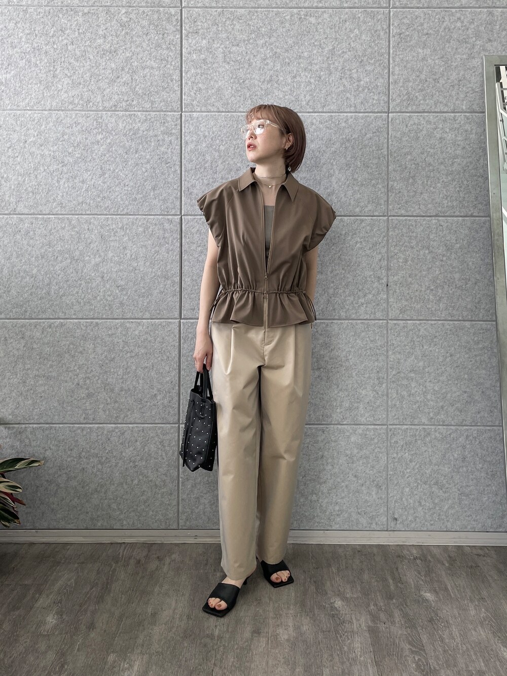 ベージュ系のその他パンツ、ブラック系のトートバッグ、ブラウン系のブルゾンを着用したレディースの春コーディネートの7枚目の写真