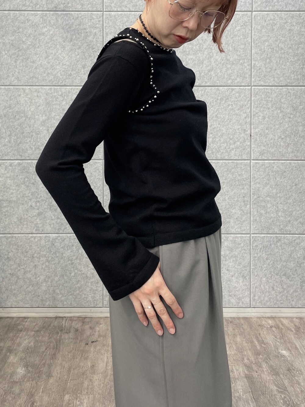 グレー系のその他パンツ、シルバー系のハンドバッグ、ブラック系のニット/セーターを着用したレディースの夏コーディネートの8枚目の写真