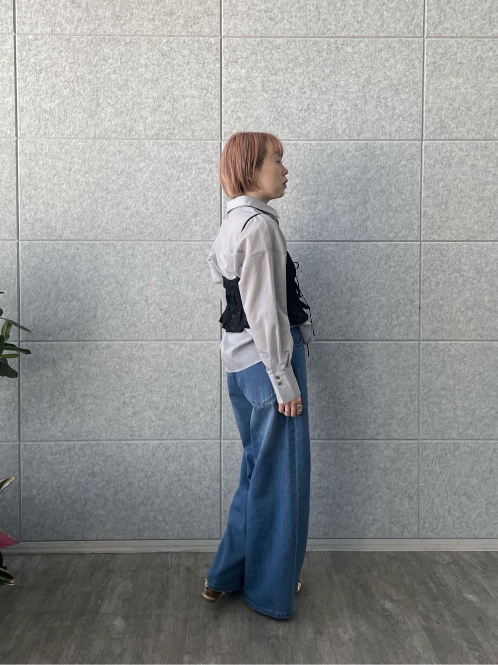 ブルー系のデニムパンツ、グレー系のシャツ/ブラウス、ブラック系のタンクトップを着用したレディースの春コーディネートの4枚目の写真