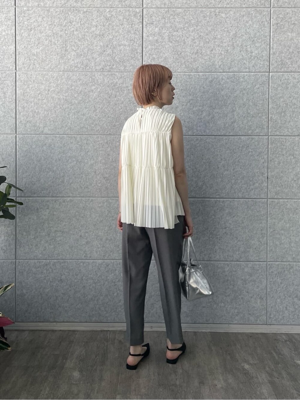 ホワイト系のシャツ/ブラウス、グレー系のその他パンツを着用したレディースの春コーディネートの4枚目の写真