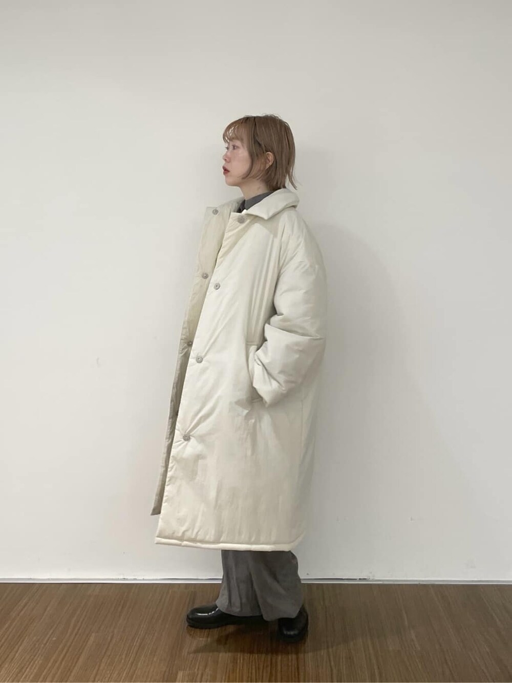 グレー系のシャツ/ブラウス、グレー系のその他パンツ、イエロー系のカーディガン/ボレロを着用したレディースの秋コーディネートの5枚目の写真