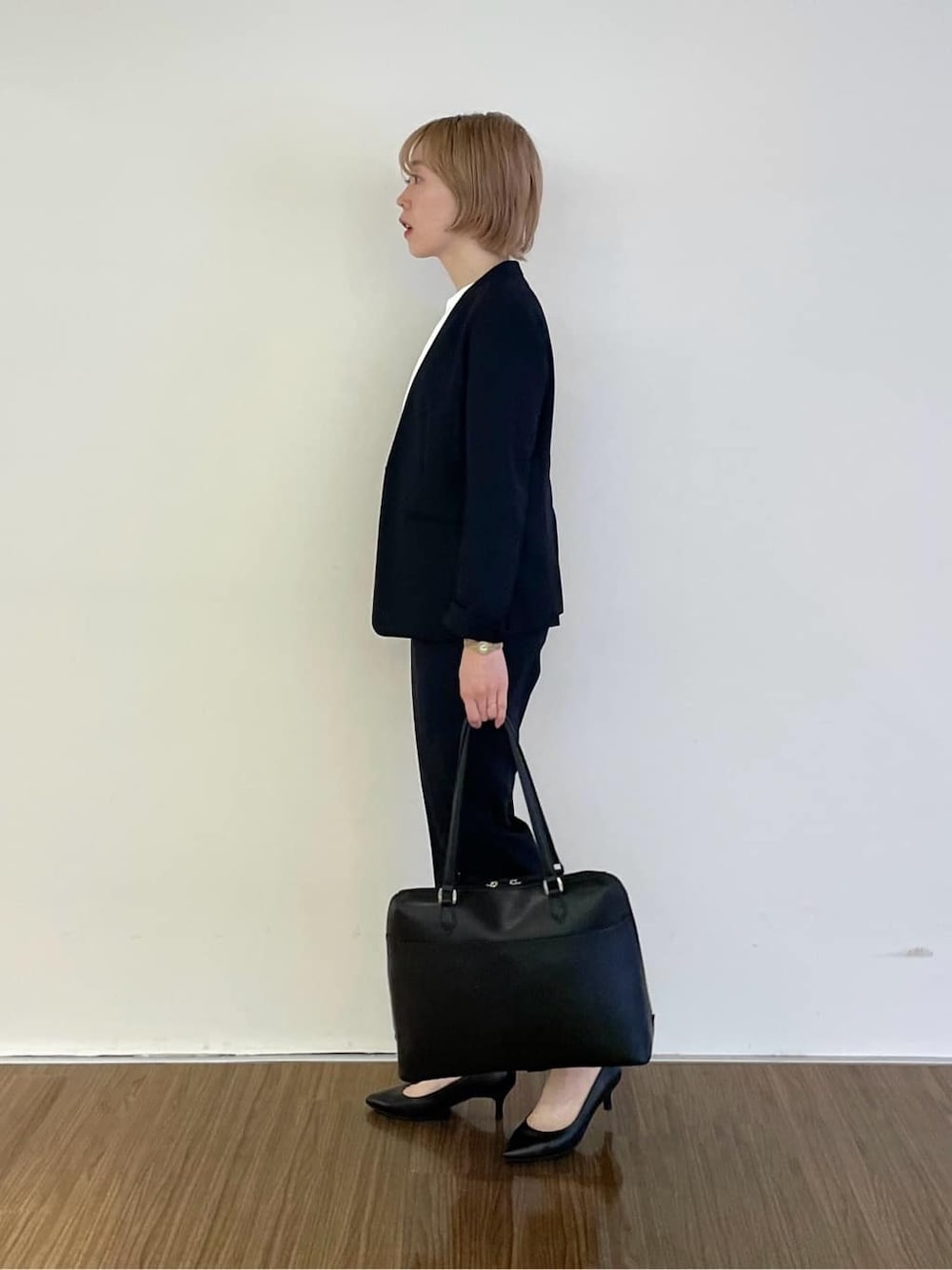 ブルー系のノーカラージャケット、ブルー系のその他パンツ、ホワイト系のシャツ/ブラウスを着用したレディースの春コーディネートの3枚目の写真