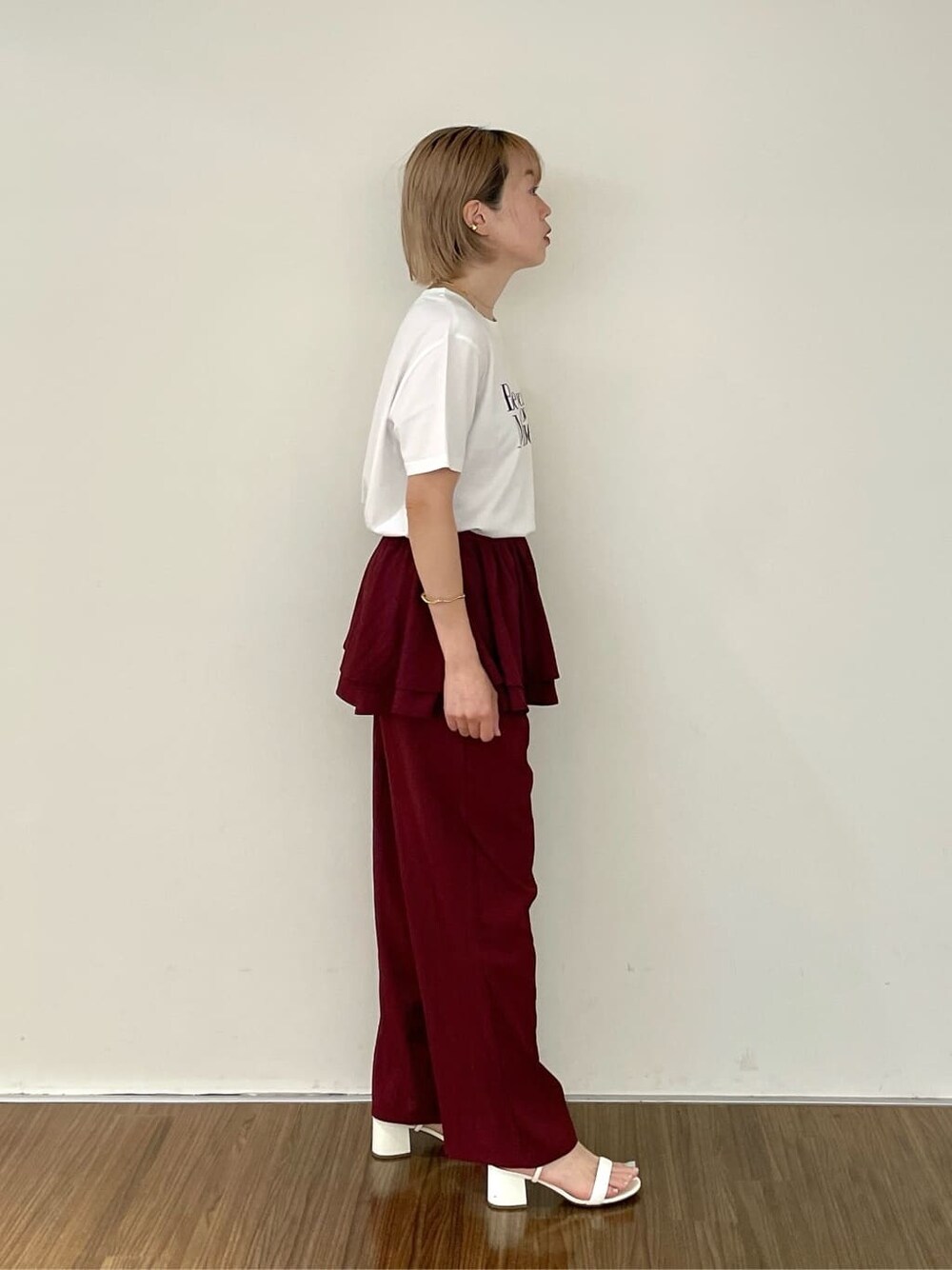 レッド系のその他パンツ、ホワイト系のTシャツ/カットソーを着用したレディースの夏コーディネートの3枚目の写真