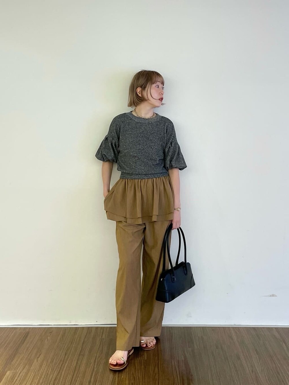 ブラウン系のその他パンツ、ブラック系のTシャツ/カットソーを着用したレディースの夏コーディネートの9枚目の写真