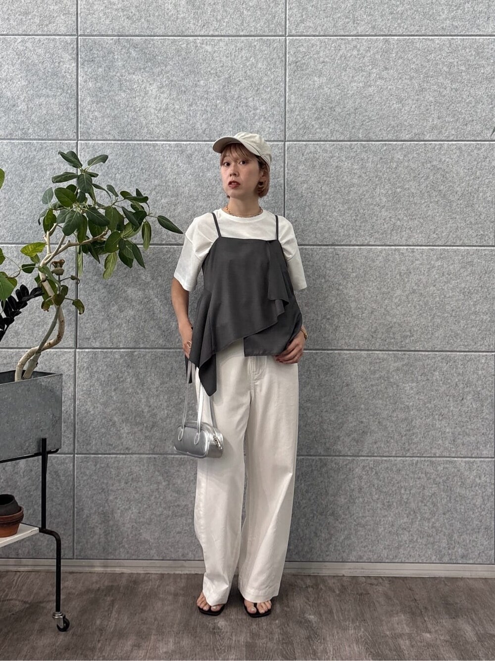 グレー系のタンクトップ、ホワイト系のデニムパンツ、ホワイト系のTシャツ/カットソーを着用したレディースの夏コーディネートの9枚目の写真