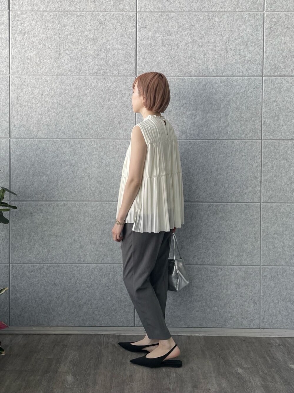 ホワイト系のシャツ/ブラウス、グレー系のその他パンツを着用したレディースの春コーディネートの6枚目の写真
