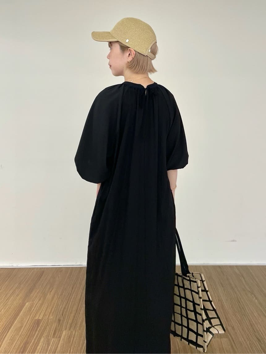 ブラック系のワンピース、ベージュ系のトートバッグ、ゴールド系のリングを着用したレディースの夏コーディネートの7枚目の写真