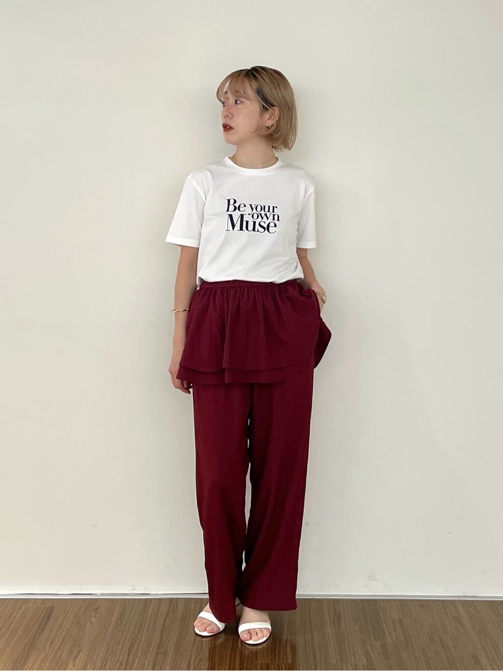レッド系のその他パンツ、ホワイト系のTシャツ/カットソーを着用したレディースの夏コーディネートの7枚目の写真