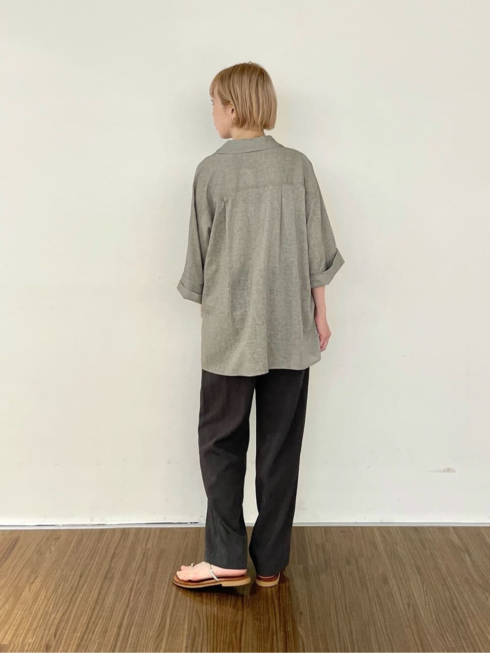グレー系のシャツ/ブラウス、グレー系のその他パンツを着用したレディースの夏コーディネートの8枚目の写真