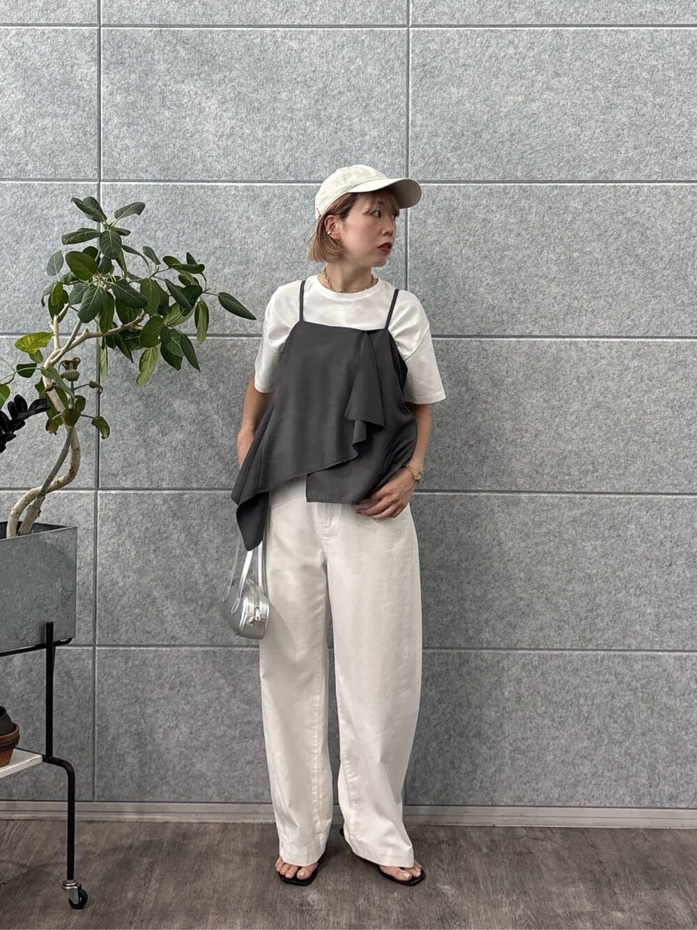 グレー系のタンクトップ、ホワイト系のデニムパンツ、ホワイト系のTシャツ/カットソーを着用したレディースの夏コーディネートの7枚目の写真