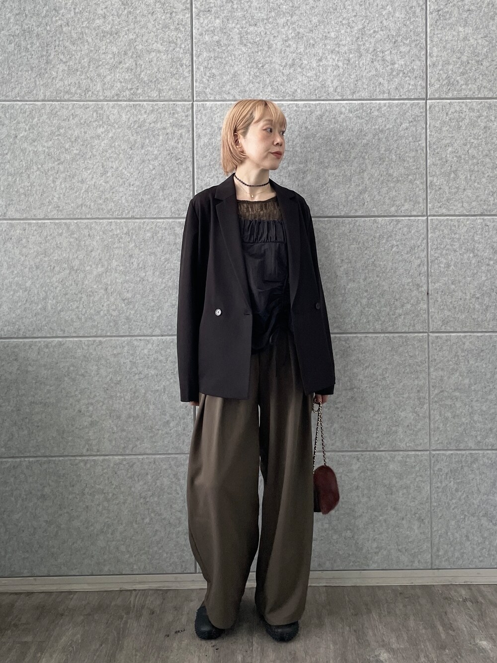 ブラウン系のその他パンツ、ブラウン系のTシャツ/カットソー、ブラック系のタンクトップを着用したレディースの秋コーディネートの7枚目の写真