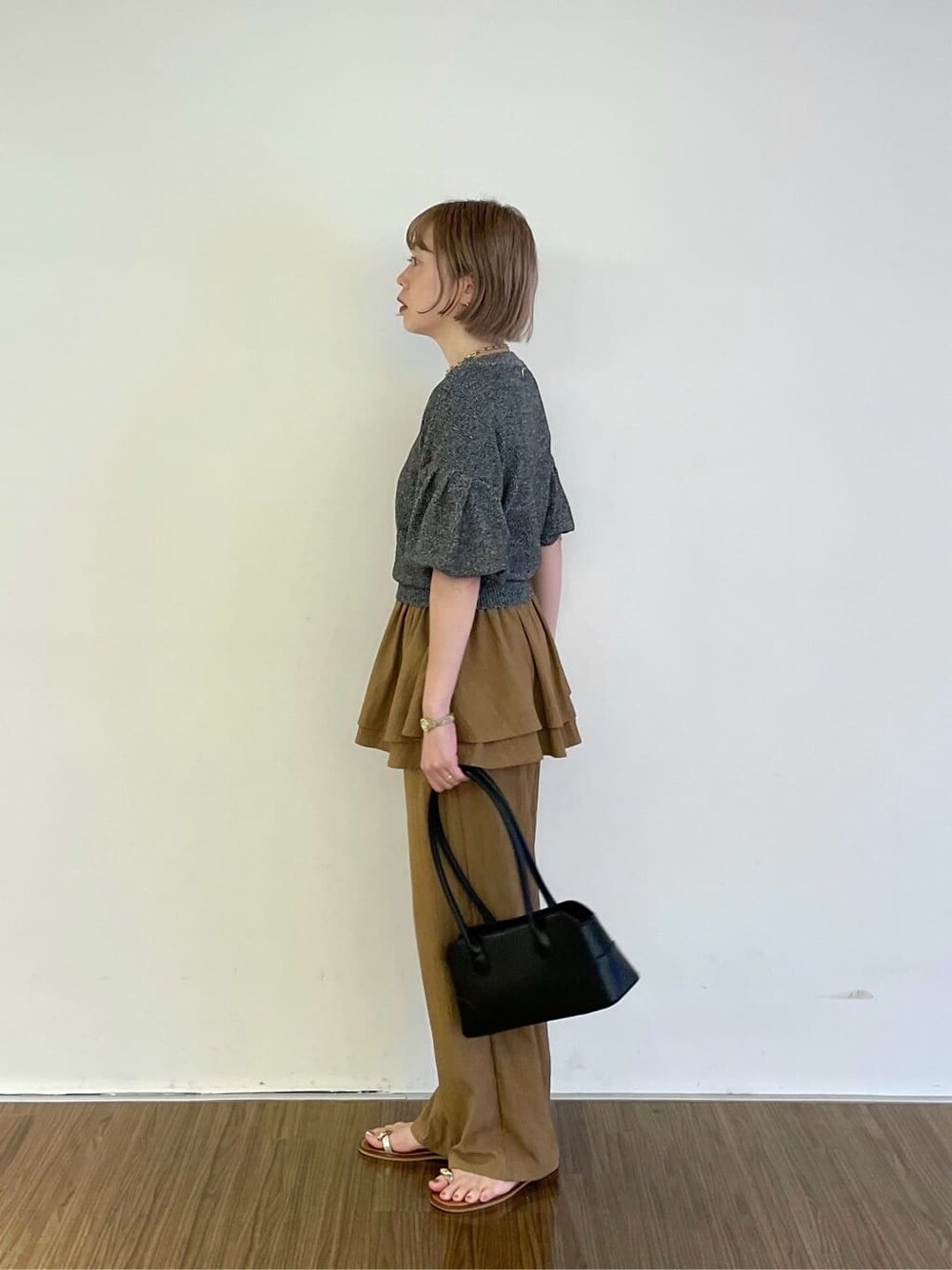 ブラウン系のその他パンツ、ブラック系のTシャツ/カットソーを着用したレディースの夏コーディネートの3枚目の写真