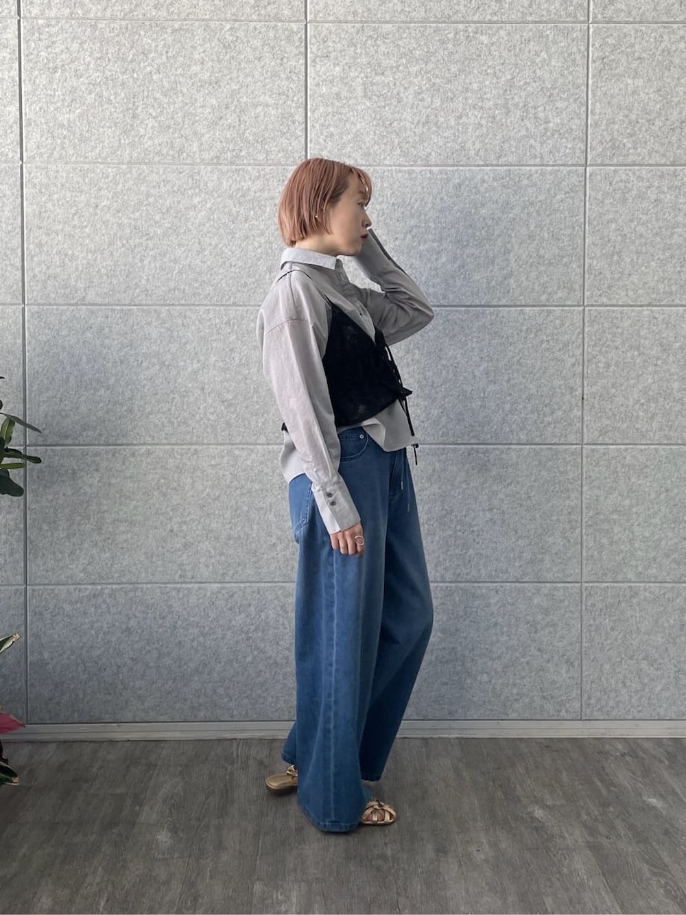 ブルー系のデニムパンツ、グレー系のシャツ/ブラウス、ブラック系のタンクトップを着用したレディースの春コーディネートの3枚目の写真