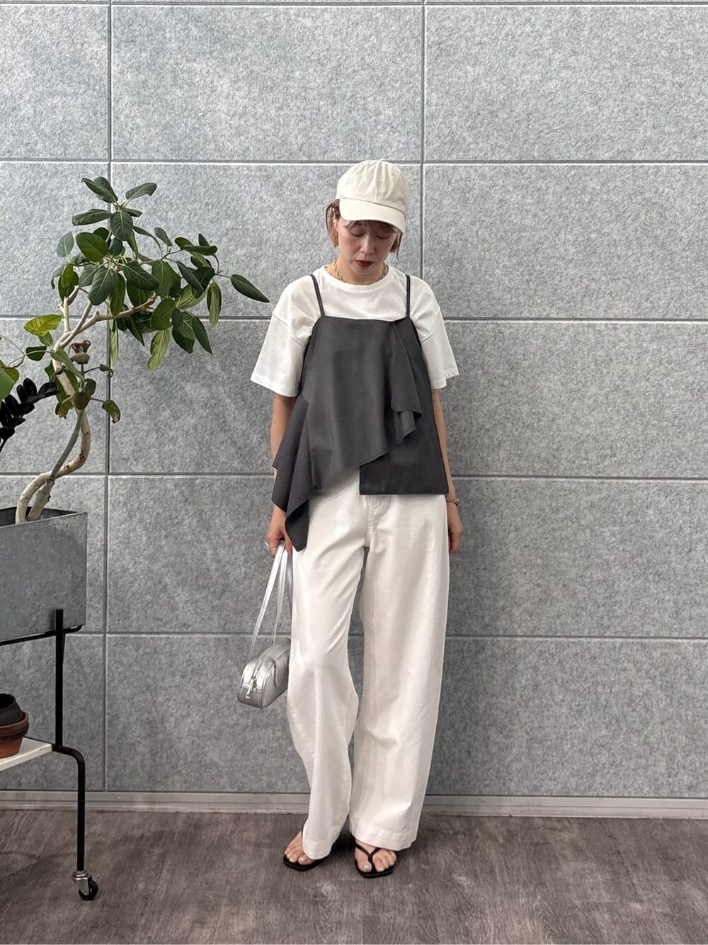 グレー系のタンクトップ、ホワイト系のデニムパンツ、ホワイト系のTシャツ/カットソーを着用したレディースの夏コーディネートの6枚目の写真
