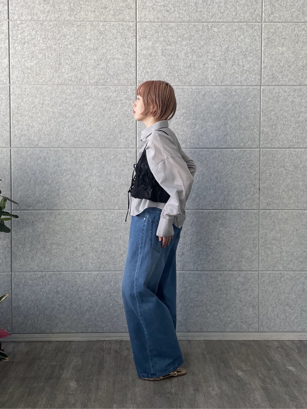 ブルー系のデニムパンツ、グレー系のシャツ/ブラウス、ブラック系のタンクトップを着用したレディースの春コーディネートの5枚目の写真