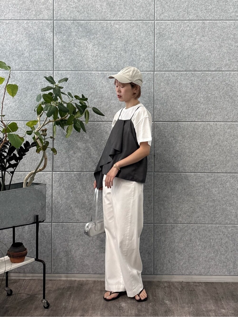 グレー系のタンクトップ、ホワイト系のデニムパンツ、ホワイト系のTシャツ/カットソーを着用したレディースの夏コーディネートの10枚目の写真