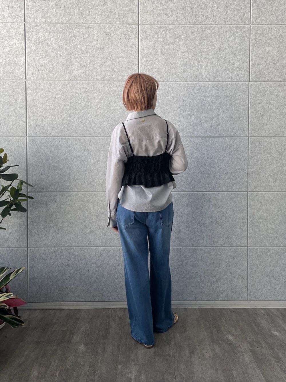 ブルー系のデニムパンツ、グレー系のシャツ/ブラウス、ブラック系のタンクトップを着用したレディースの春コーディネートの6枚目の写真