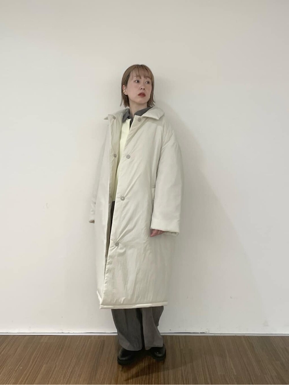 グレー系のシャツ/ブラウス、グレー系のその他パンツ、イエロー系のカーディガン/ボレロを着用したレディースの秋コーディネートの8枚目の写真