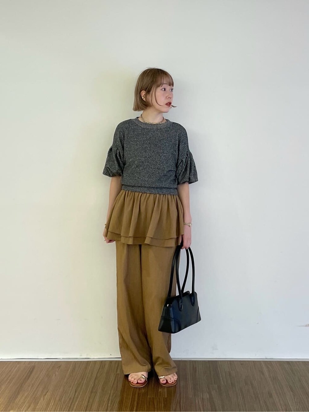 ブラウン系のその他パンツ、ブラック系のTシャツ/カットソーを着用したレディースの夏コーディネートの7枚目の写真