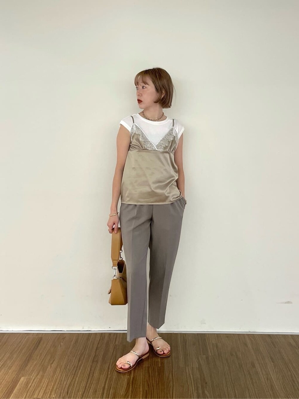 ベージュ系のTシャツ/カットソー、ベージュ系のその他パンツ、ベージュ系のショルダーバッグを着用したレディースの秋コーディネートの5枚目の写真