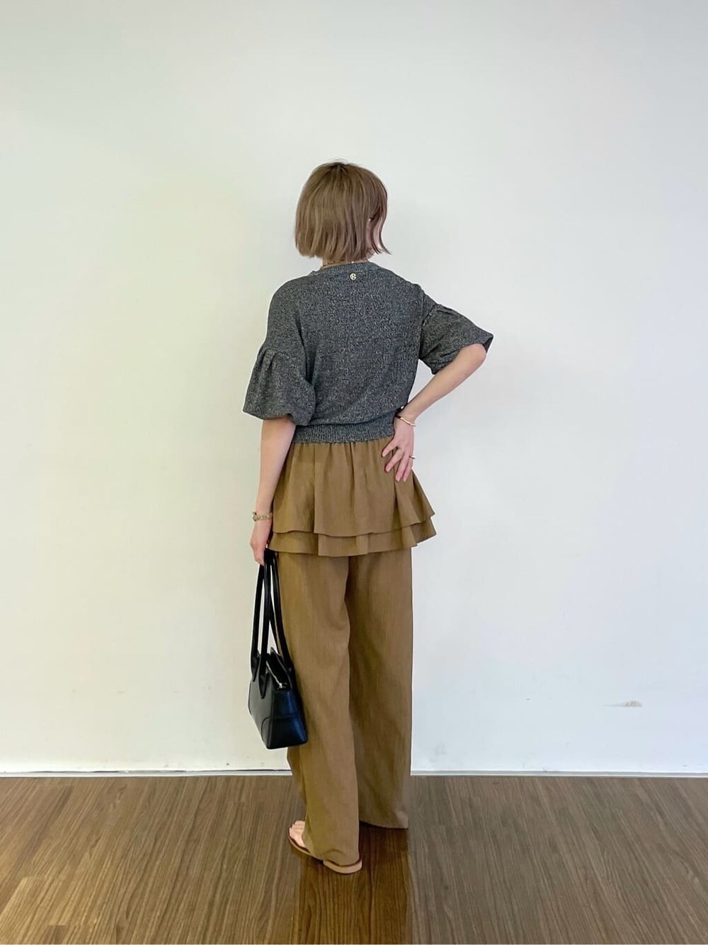 ブラウン系のその他パンツ、ブラック系のTシャツ/カットソーを着用したレディースの夏コーディネートの4枚目の写真