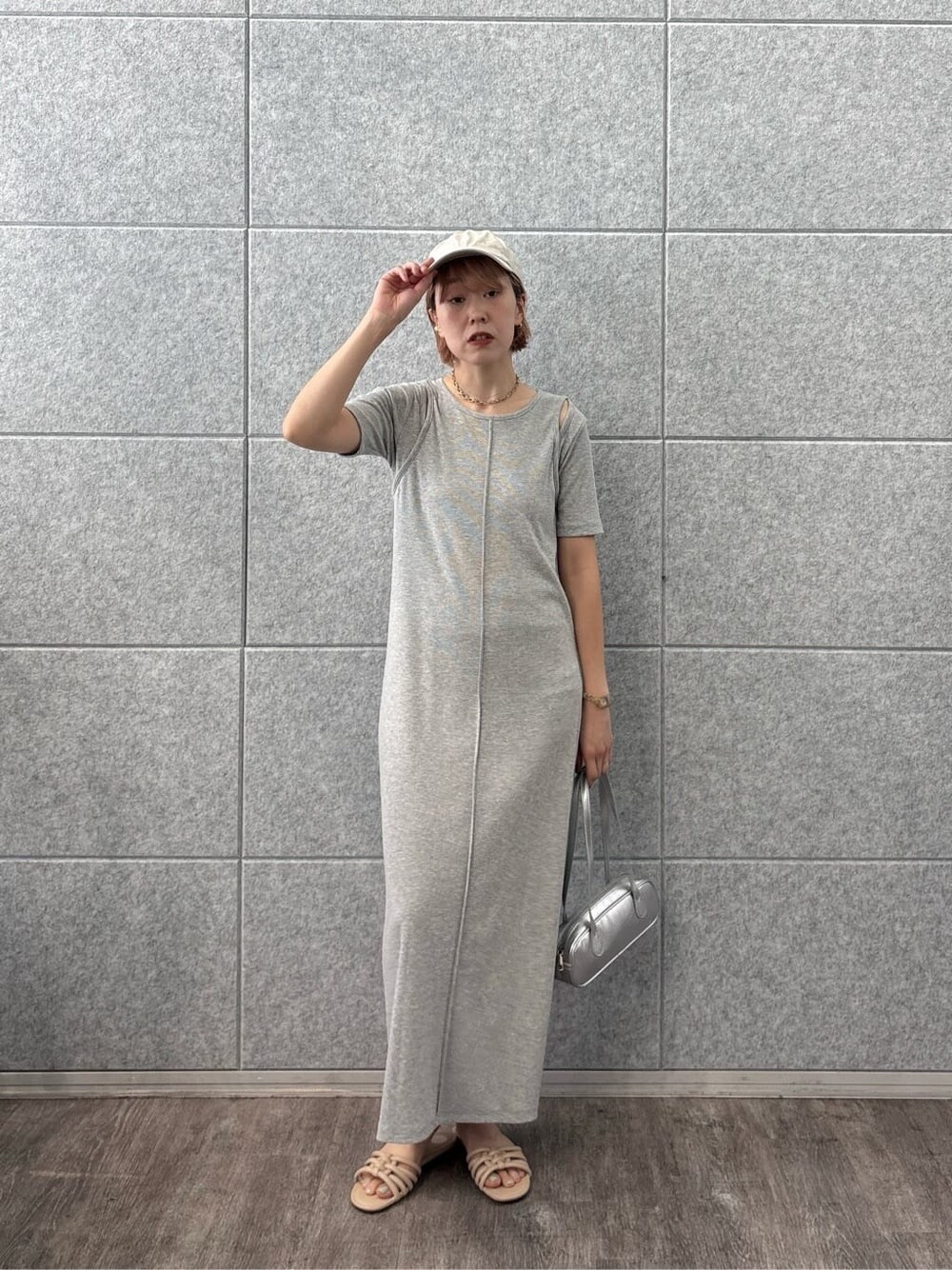 グレー系のワンピース、シルバー系のハンドバッグを着用したレディースの夏コーディネートの7枚目の写真